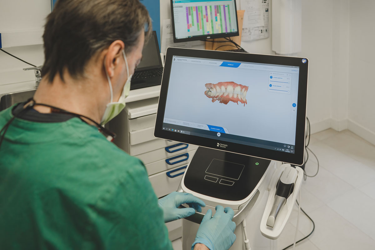 Dott Schenardi con scansione orale 3D al PC